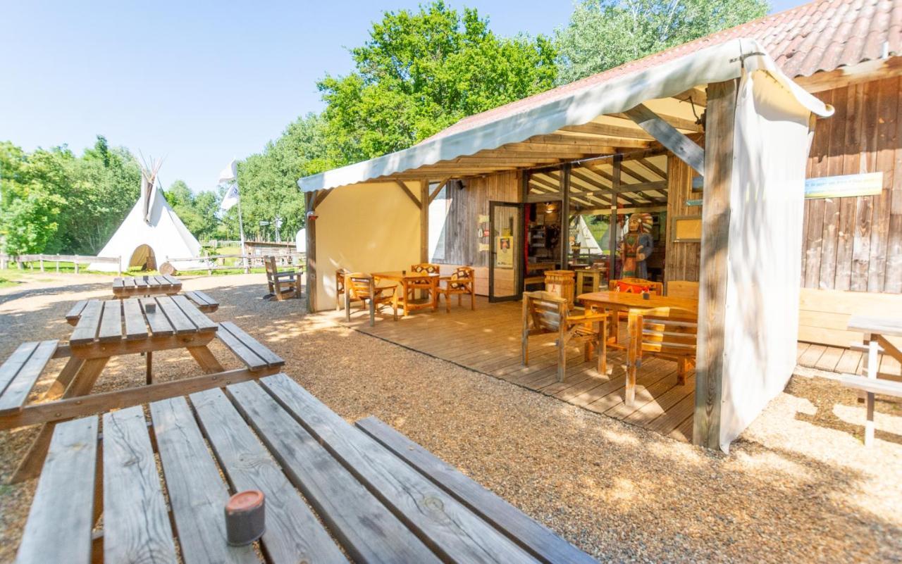 Les Tipis Du Bonheur De Vivre Hotel Brulon Luaran gambar