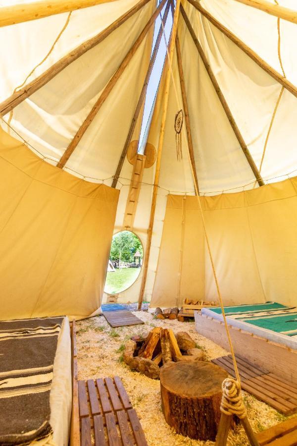 Les Tipis Du Bonheur De Vivre Hotel Brulon Luaran gambar