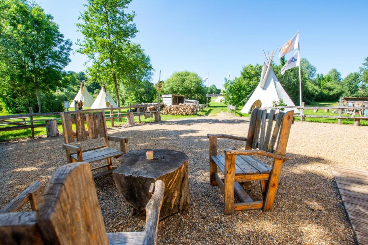 Les Tipis Du Bonheur De Vivre Hotel Brulon Luaran gambar