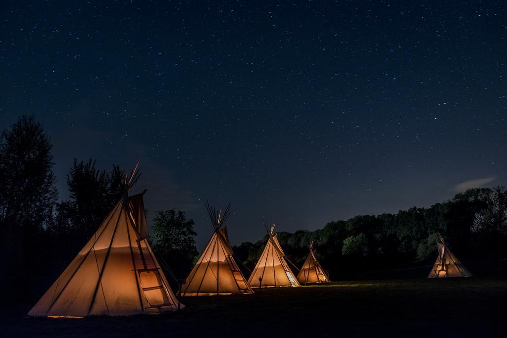 Les Tipis Du Bonheur De Vivre Hotel Brulon Luaran gambar
