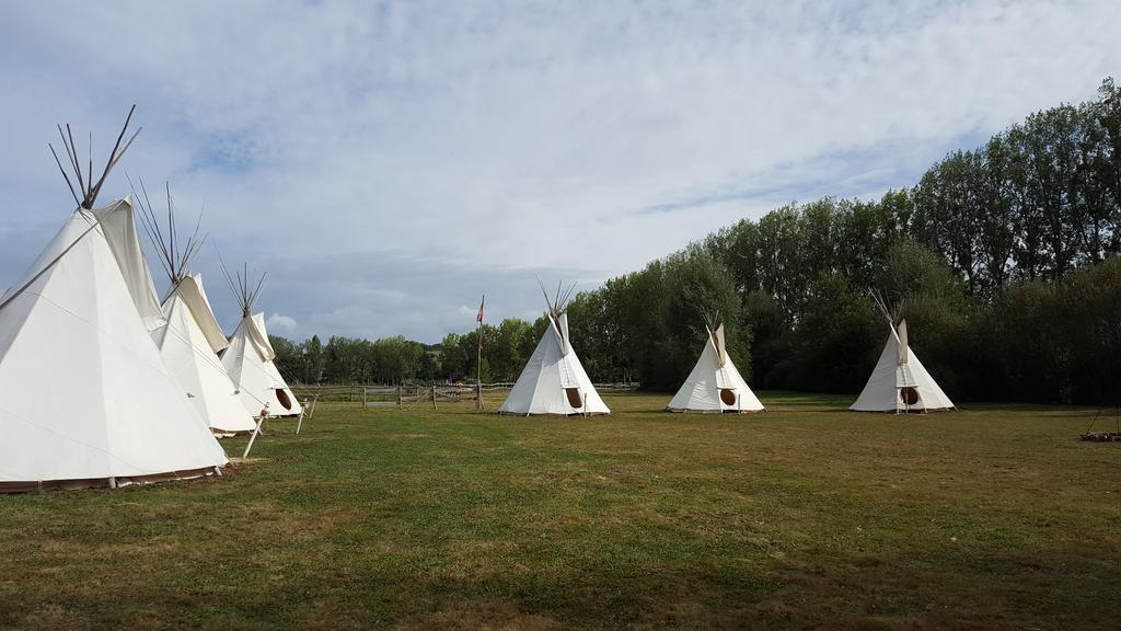 Les Tipis Du Bonheur De Vivre Hotel Brulon Luaran gambar