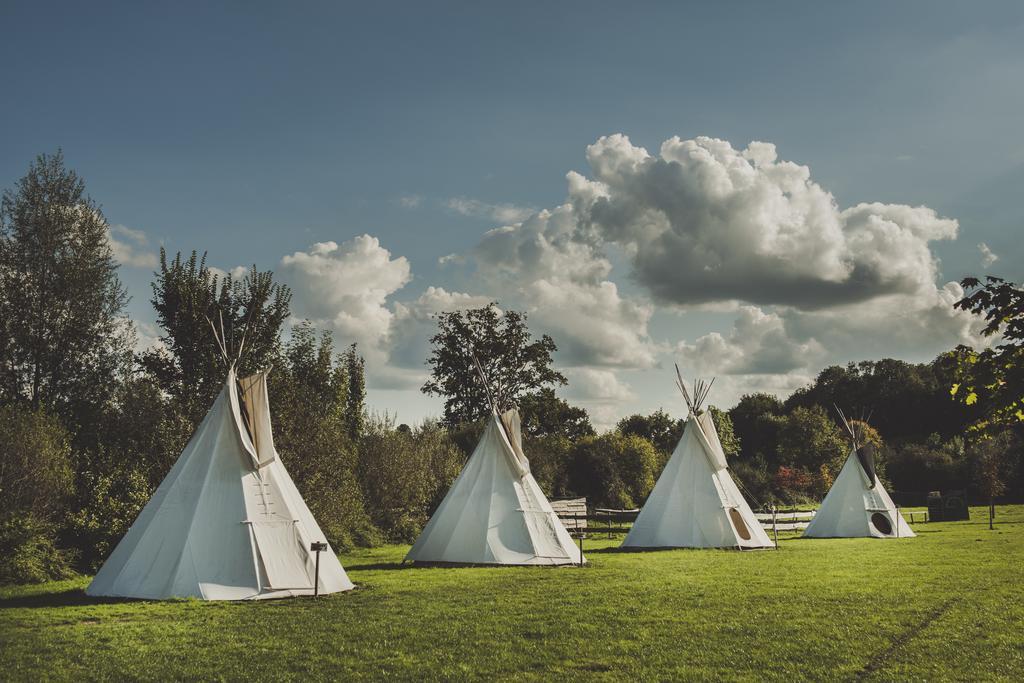 Les Tipis Du Bonheur De Vivre Hotel Brulon Luaran gambar