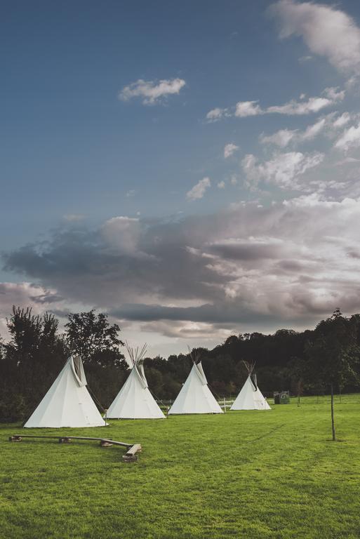 Les Tipis Du Bonheur De Vivre Hotel Brulon Luaran gambar