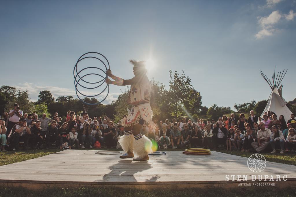 Les Tipis Du Bonheur De Vivre Hotel Brulon Luaran gambar