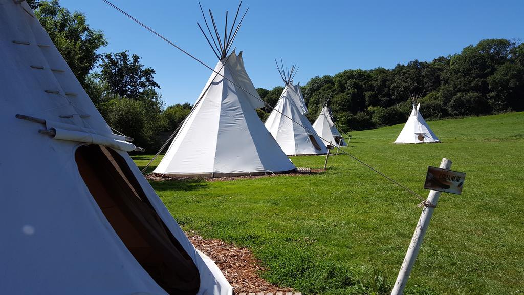 Les Tipis Du Bonheur De Vivre Hotel Brulon Luaran gambar