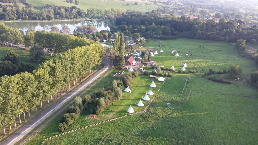 Les Tipis Du Bonheur De Vivre Hotel Brulon Luaran gambar