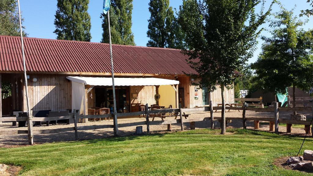 Les Tipis Du Bonheur De Vivre Hotel Brulon Luaran gambar